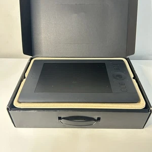 Wacom Intuos Pro Small PTH-451 Tablet graficzny i rysik z pudełkiem, instrukcją. - Zdjęcie 1 z 3