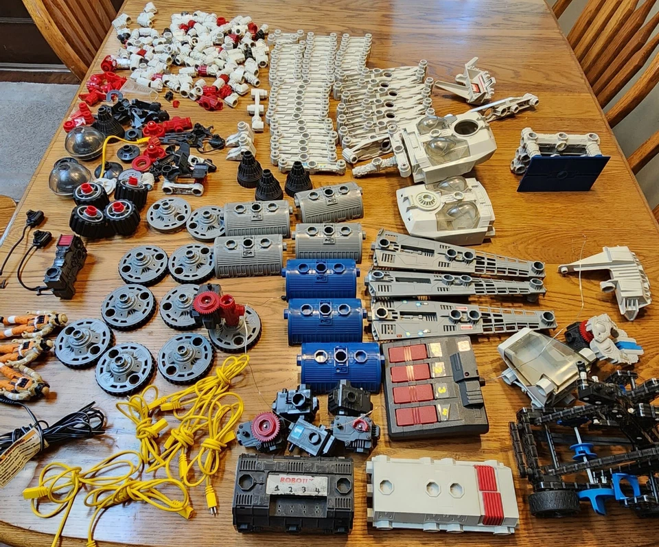 ROBOTIX Motorized,Modular Robotic Building System 1996 Parts or Repair - Image 1 of 4