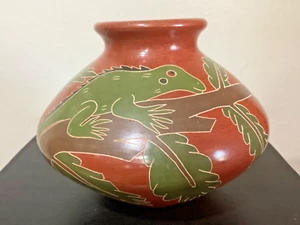 San Juan de Oriente NICARAGUAN Hand Painted and Etched LIZARD Art Pottery VASE - Picture 1 of 7
