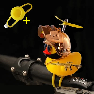 Coche Lindo Pequeño Pato Amarillo Con Casco Hélice Rompevientos Ola Rompevientos Foto 1 de 4