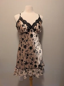 Nachthemd mit Blumenspitze von Delicates mittlerer Volantsaum Babydoll kokett - Bild 1 von 4