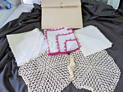 A+ Lote De Colección 3 Pañuelos + 2 Tapetes Hechos a Mano Elegante Hecho a Mano Crochet Encaje Foto 1 de 4