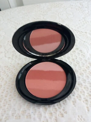 SIGNATURE CLUB A Tone-On-Tone Soft Focus Blush Multi-Colored Palette .28 oz 8 g - Image 1 of 3