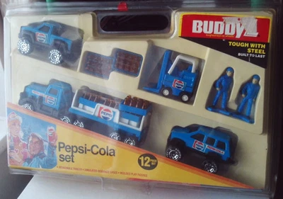 JUEGO DE 12 PIEZAS BUDDY L PEPSI COLA VEHÍCULOS DE METAL CARRETILLA ELEVADORA BOTELLAS CAMIÓN HOMBRES 1985 Foto 1 de 4