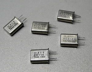 3 Stück 13.875 MHz Quarze  / Bauform HC-49/U (M8626) - Picture 1 of 1