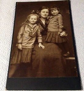 altes -Foto-1918 junge Frau mit 2 Mädchen-Kinder-auf Pappe geklebt - Bild 1 von 2