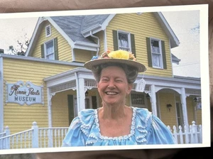 Grand Ole Opry Star Minnie Pearl handsignierte Museumspostkarte Foto SEHR RAR - - Bild 1 von 2