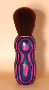 Handgefertigter rosa/blauer Rouge-Make-up-Pinsel mit Holzgriff und weichen Borsten - Bild 1 von 3