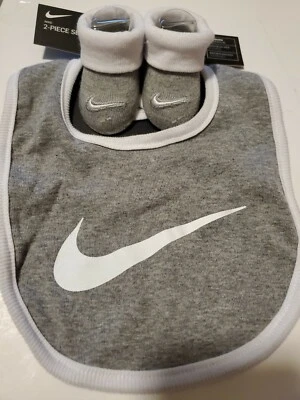 Conjunto de botines y babero para bebé Nike, talla 0-6 meses, blanco, gris, regalo de ducha  Foto 1 de 3