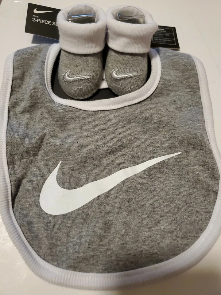 Conjunto de botines y babero para bebé Nike, talla 0-6 meses, blanco, gris, regalo de ducha  Foto 1 de 3