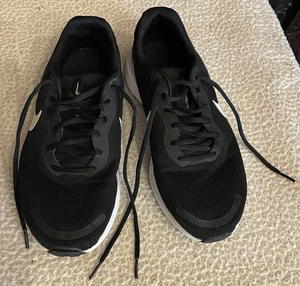 Nike Revolution Size 10 Wide Men's Black White Sneakers FB8501 002 - Picture 1 of 7