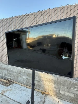 Samsung 32" Class LED M5300 Series 1080p Smart HDTV UN32M5300AFXZA - Image 1 of 4