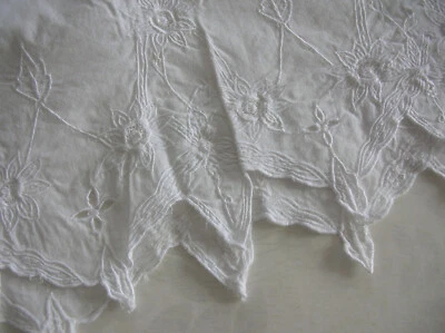 ancienne large broderie anglaise en coton - Photo 1/4
