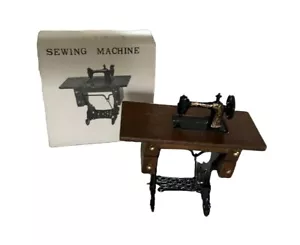 Miniatura Vintage Máquina de Coser Antigua Casa de Muñecas Metal - Imagen 1 de 5