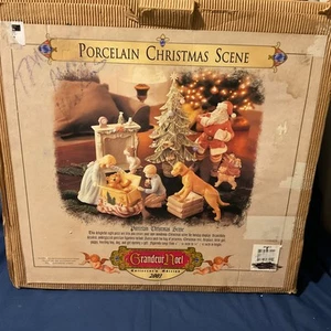 Grandeur Noel Edizione da Collezione 2001 Porcellana Scena di Natale Scatola Originale - Foto 1 di 15