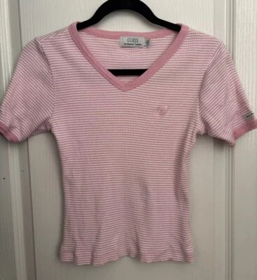 Camiseta De Colección Años 80 90 Guess Jeans EE. UU. Bordada Gráfico Rosa Rayas Bebé Talla S/M Foto 1 de 4