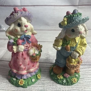 Lote de 2 estatuillas de conejito de Pascua sosteniendo cestas decoración de primavera conejos de resina - Imagen 1 de 4