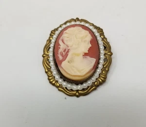 Vintage goldfarbene Kamee mit Goldplättchen Anstecknadel Brosche mit Kunstperlenakzent - Bild 1 von 5
