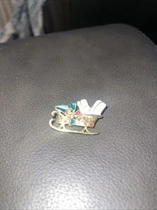 Beautiful Brooch Pin Gold Tone Christmas Sleigh Red Green Beige Enamel 1 1/2 x 1 - Picture 1 of 3