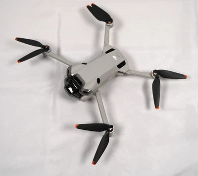 DJI Mini 4 Pro Fly More Combo Drone (RC2) Smart Controller Drone da Viaggio Pieghevole - Immagine 1 di 4