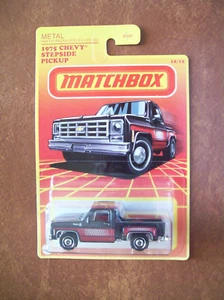Matchbox scala 1:64 1975 Chevy Stepside pickup, dal 2020, grigio scuro con grafica - Foto 1 di 3