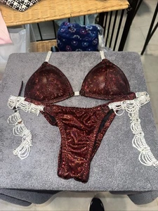 Traje de bikini de competición NPC rojo/negro holograma 32A TAZA parte inferior pequeña - Imagen 1 de 5