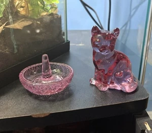Estatuilla y plato de anillo vintage de gato selenio rosa de vidrio Fenton - Imagen 1 de 2