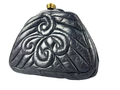 Bolso sin asas vintage Saks Fifth Avenue acolchado de cuero negro - clásico Foto 1 de 4