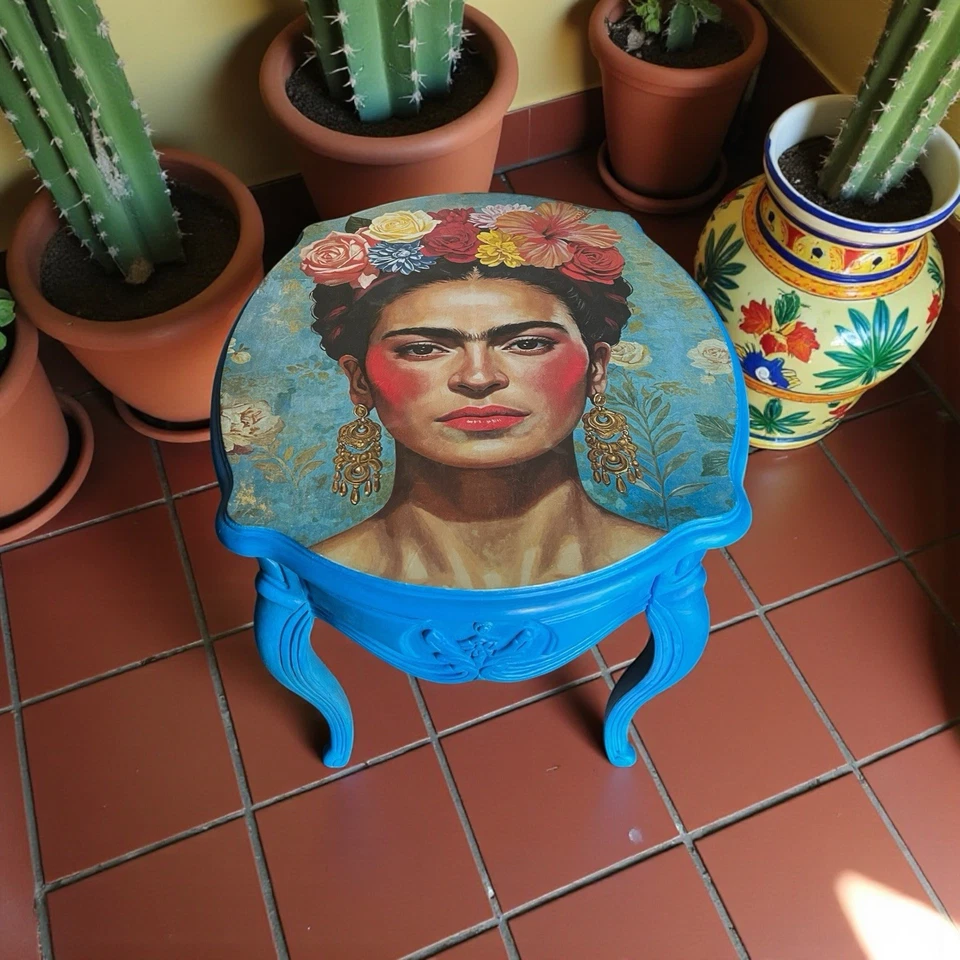 Mesa auxiliar vintage Thomasville French Court roble burl ovalada con Frida Kahlo Foto 1 de 4