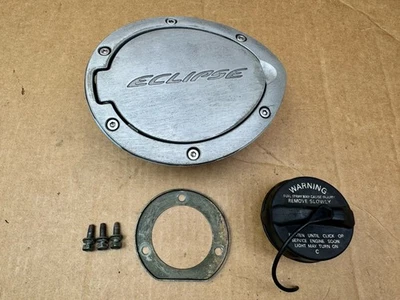 Puerta de tanque de combustible de metal Mitsubishi Eclipse 2006-2012 y tapa de combustible OEM color plata Foto 1 de 4