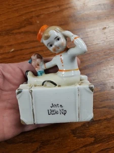 Vintage Bellhop Schnapsflasche Flachmann Just a Little Nip Porzellan Figur Japan - Bild 1 von 7