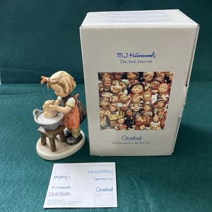 Goebel M.I. Statuina bagno bambola Hummel 319 con scatola ~ ape mancante 1984 ~ con Germania - Foto 1 di 16