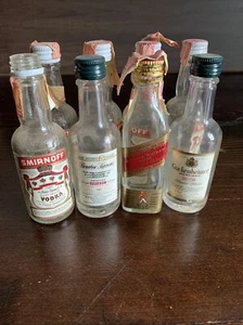 Lotto 8 MINI BOTTIGLIE VINTAGE SMIRNOFF JOHNNIE WALKER BOURBON SUPREME GUCKENHEIMER - Foto 1 di 3