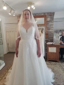 wedding dress And veil - Picture 1 of 7