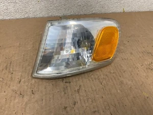 2001-2002 Toyota Corolla Left Driver Turn Signal/Marker Light Oem N1329 DW - Picture 1 of 10