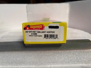 HO Scale Roundhouse 40’ Great Northern Offset Ballast/Coal Hopper Kit (25-406) - Bild 1 von 2