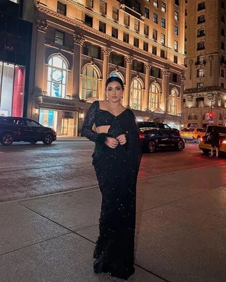 Rouje Deniz Sari Negro Pre Drapeado Foto 1 de 4