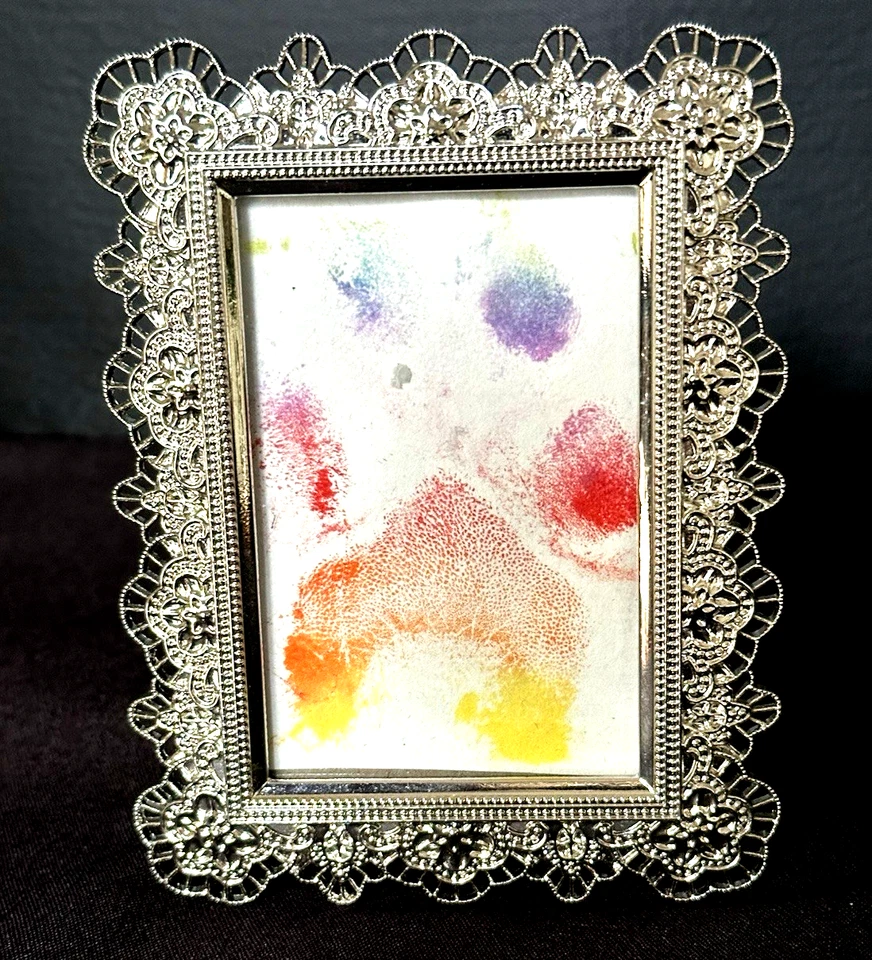 Marco de fotos de encaje plateado de 4" de alto x 3" de ancho Cynthia Rowley Fairycore Foto 1 de 4