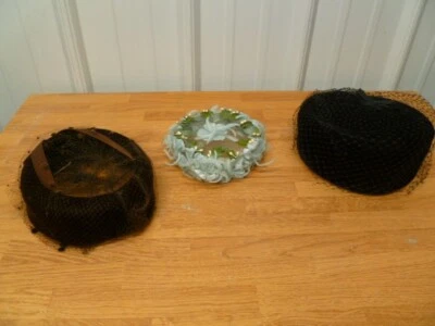 Винтажный лот из 3 женщин других производителей таблетки сетки шляпы - коричневый, синий и черный - Изображение 1 из 4