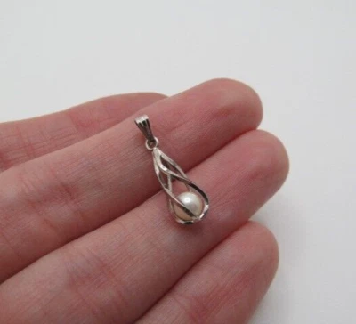 Delicado colgante con canasta torcida de perlas de plata de ley 925 Foto 1 de 3