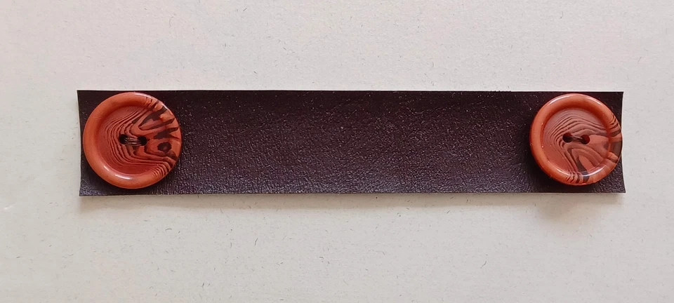 Máscara facial protector de oreja banda para la cabeza correa extensor marrón imitación cuero color botones Foto 1 de 1