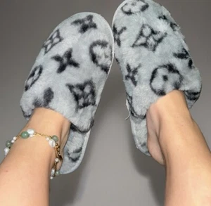 New Womens Furry Floral Slippers 2025 Size 6.5 - Picture 1 of 5