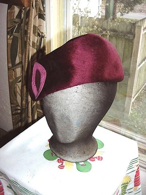 Sombrero de terciopelo magenta vintage años 40 con ribete rosa Foto 1 de 4