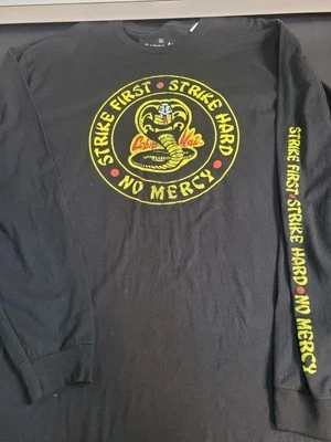 Nueva Camiseta Cobra Kai Para Hombre XL Negra Manga Larga Algodón Strike First Strike Hard Foto 1 de 4