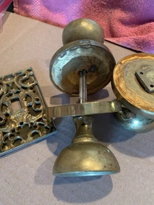 Perilla de puerta de latón ornamentado, perilla de armario y cubierta de interruptor de luz - Imagen 1 de 10