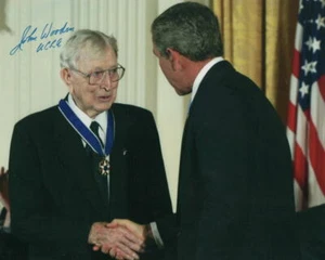 JOHN WOODEN SIGNED AUTOGRAPH 8X10 PHOTO - UCLA BRUINS LEGENDARY BASKETBALL COACH - Picture 1 of 2