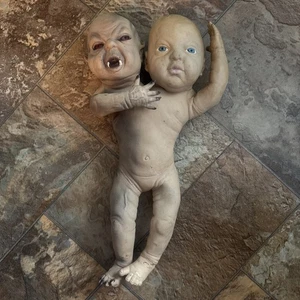Vintage 2007 Dillon zweiköpfiger Zombie Baby Halloween Dekoration Requisite 15,5 Zoll   - Bild 1 von 10