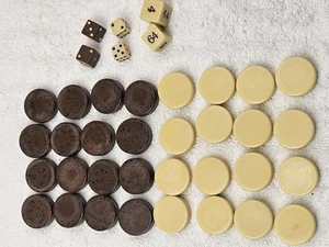 VINTAGE BACKGAMMON CHIPS BRAUN GESPRENKELT, CREME 1,1/8 ZOLL 32 CHIPS UND WÜRFEL - Bild 1 von 5