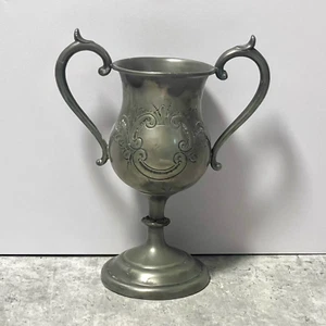 Antigua taza de amor trofeo de peltre - diseño floral en relieve a mano - mediados victorianos 7" - Imagen 1 de 14