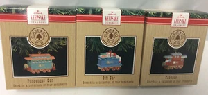 3 adornos coleccionables Hallmark tren caboose regalo coche de pasajeros Claus & Co RR - Imagen 1 de 2